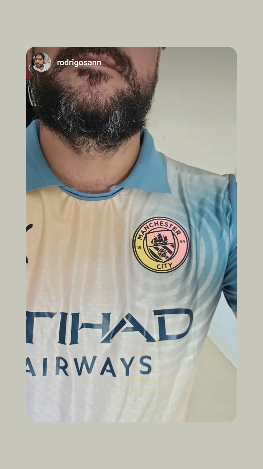 Cliente da Marinho's Imports com camisa do Manchester City