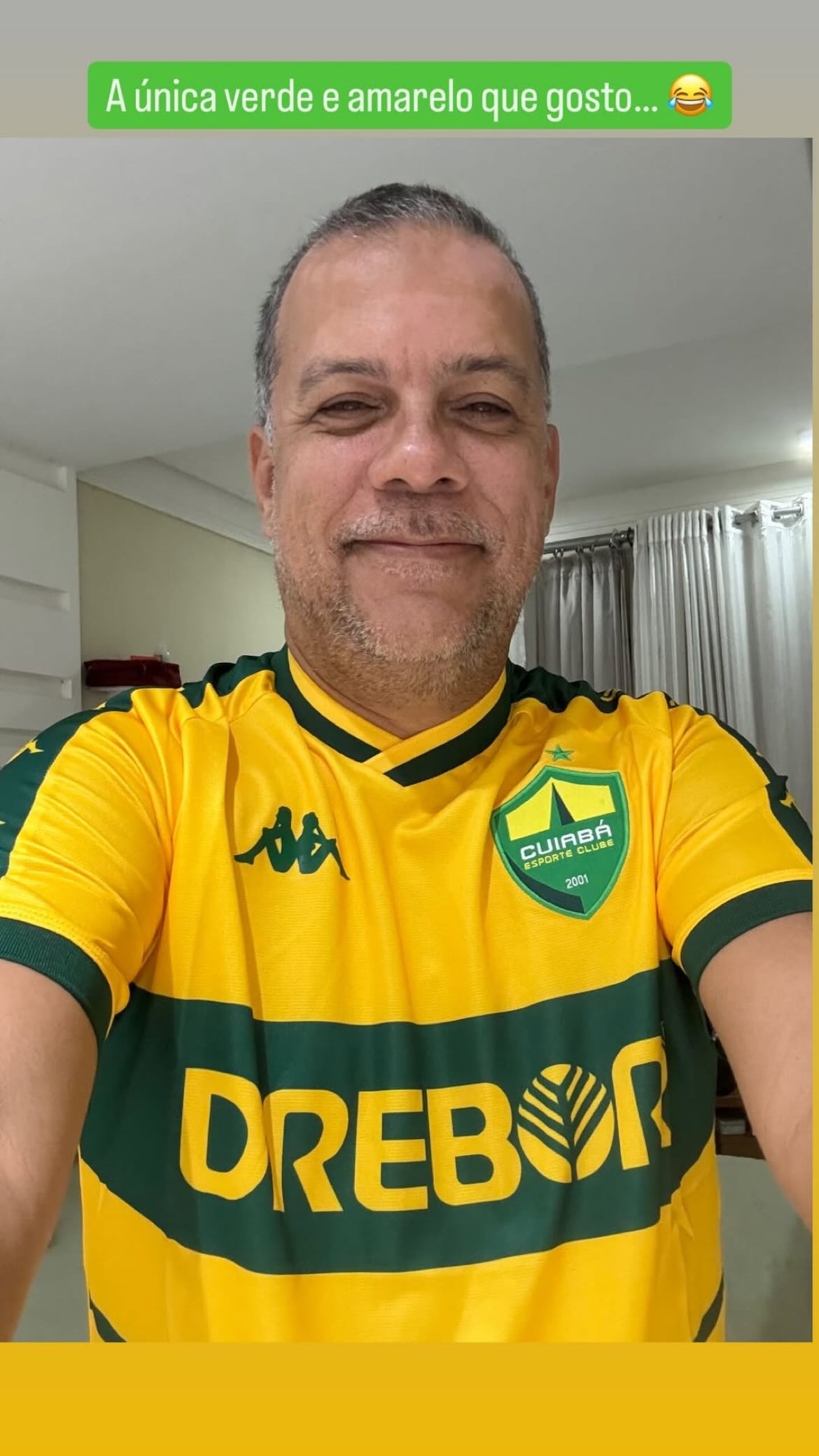 Cliente da Marinho's Imports com camisa do Cuiabá